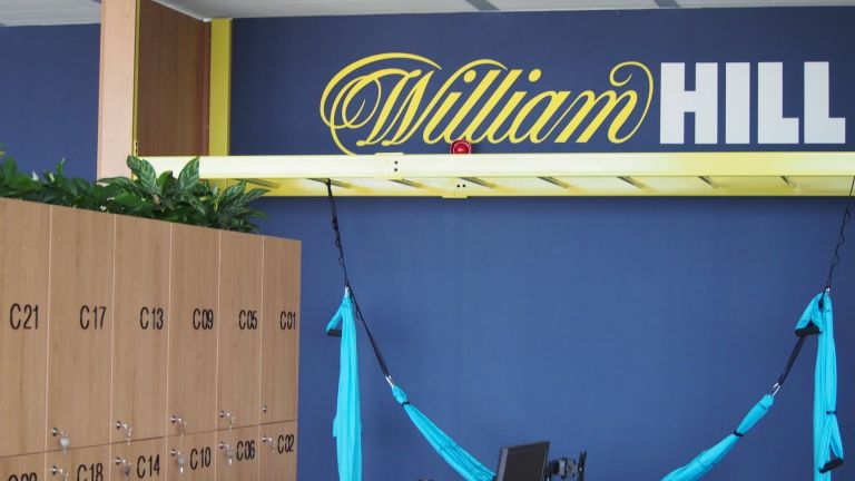 Те разбират бурната страст на феновете, но проследяват играта с