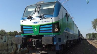 Млад мъж е блъснат и убит на място от товарен