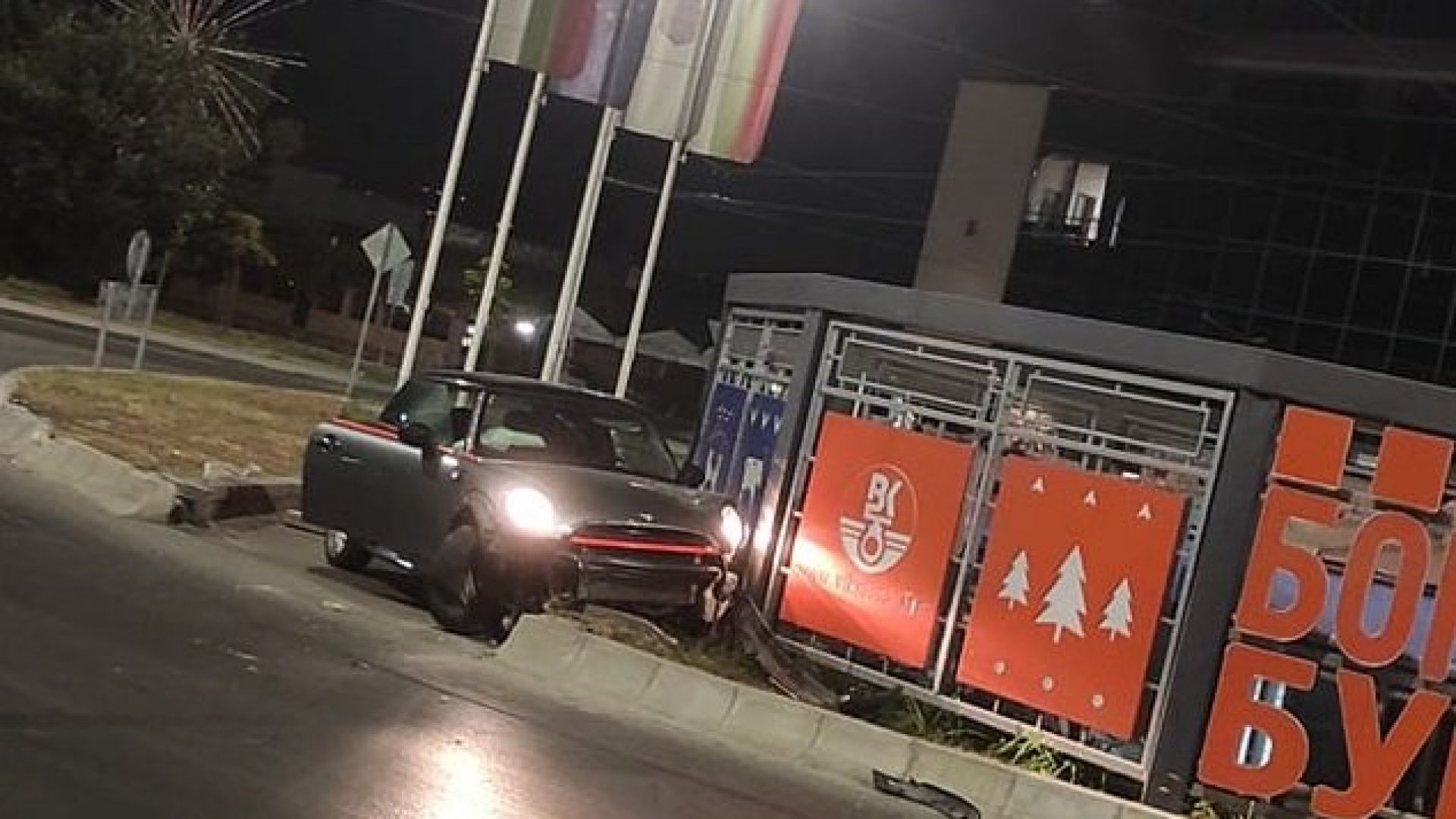Втори инцидент на кръговото в "Аспарухово" във Варна, кола прескочи заграждението