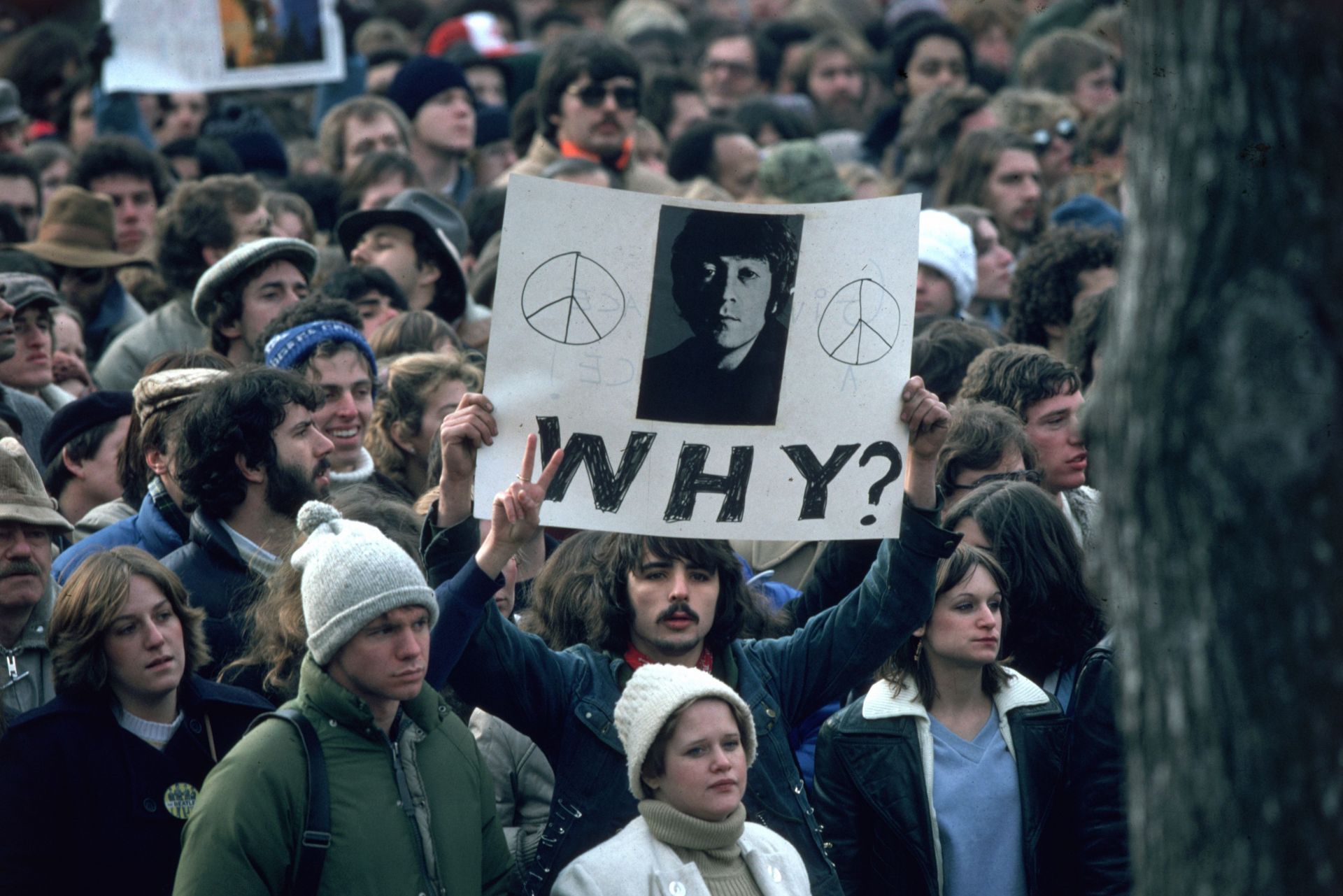 Декември 1980 г . Почитатели на Ленън по време на бдението в Сентръл Парк, Ню Йорк, малко след убийството му.