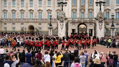AI измами туристи: Изпрати ги на коледен базар в Бъкингамския дворец (видео)