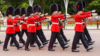 Церемонията за смяна на караула пред Бъкингамския дворец беше подновена