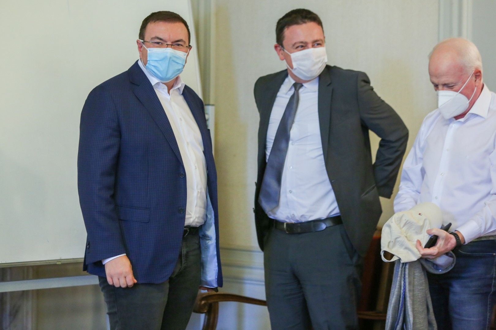 Комисията по здравеопазване прие на първо четене актуазлизацията на бюджета на НЗОК, вляво е проф. Костадин Ангелов, ГЕРБ-СДС