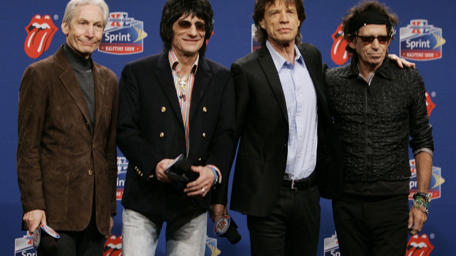 Членовете на Rolling Stones, отляво, барабанистът Чарли Уотс, китаристът Рон Ууд, певецът Мик Джагър и китаристът Кийт Ричардс. Групата позира пред фотографи след пристигането си за пресконференция на Super Bowl в Детройт на 2 февруари 2006 г.