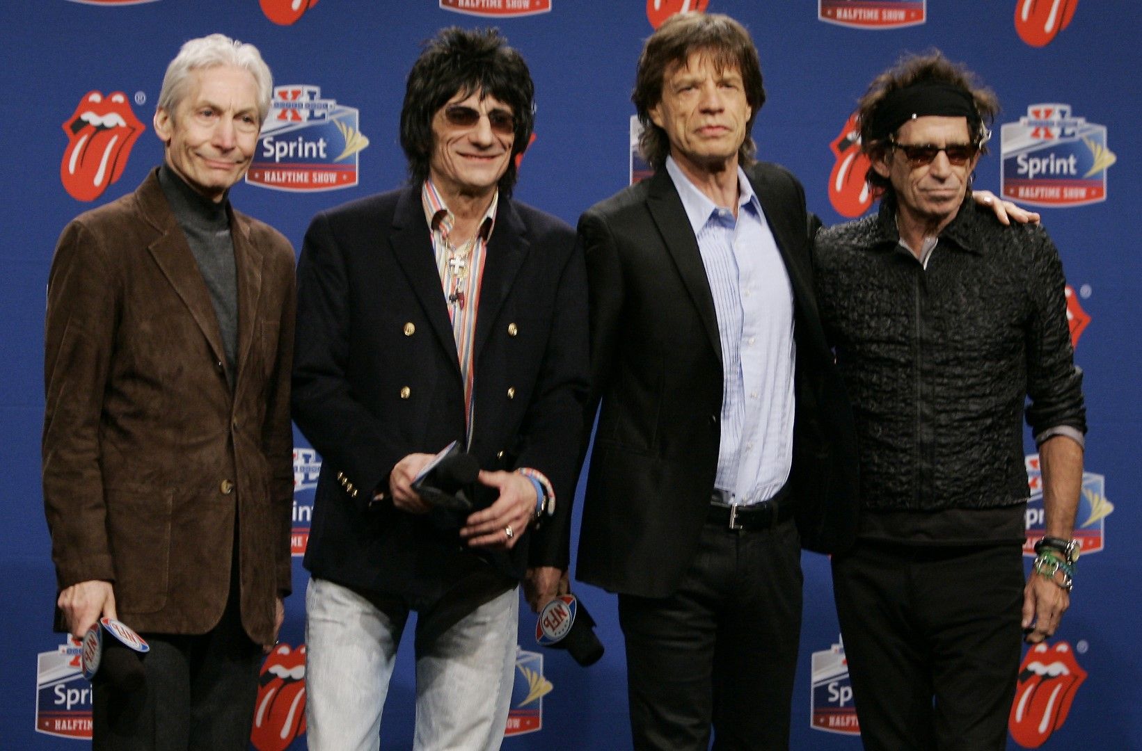 Членовете на Rolling Stones, отляво, барабанистът Чарли Уотс, китаристът Рон Ууд, певецът Мик Джагър и китаристът Кийт Ричардс. Групата позира пред фотографи след пристигането си за пресконференция на Super Bowl в Детройт на 2 февруари 2006 г.