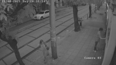 Момче и момиче с маски на лицето драскат нацистки символи