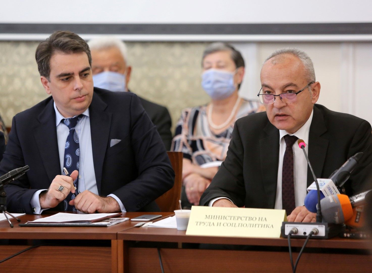 Министрите на финансите и на труда Асен Василев и  Гълъб Донев по време на разискване в парламента на актуализацията на бюджета. оказва се, че може и без актуализация. Служебният кабинет може да се възползва от чл. 26, ал. 10 от Закона за публичните финан