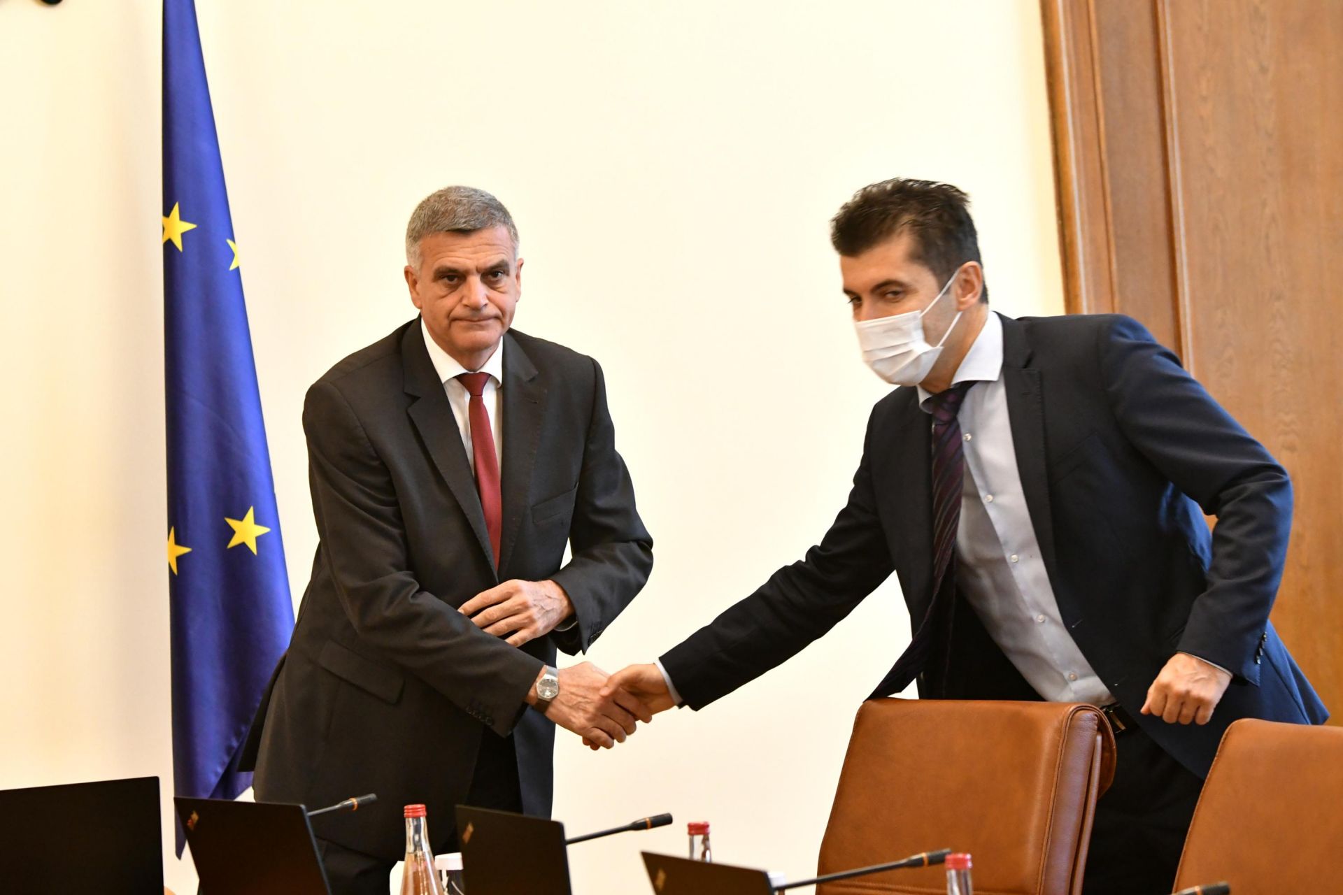 Янев се ръкува с министъра на икономиката Кирил Петков
