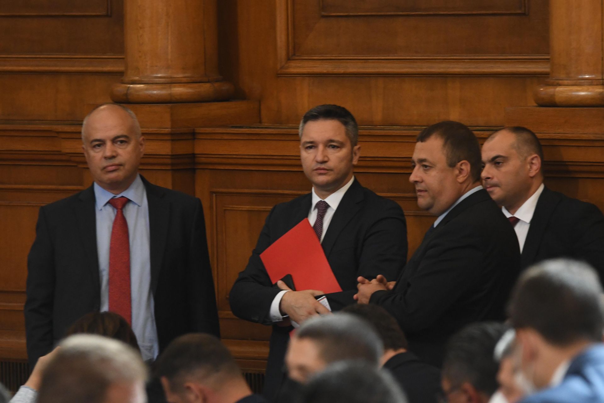Георги Свиленски (вляво) и други депутати от БСП в парламента
