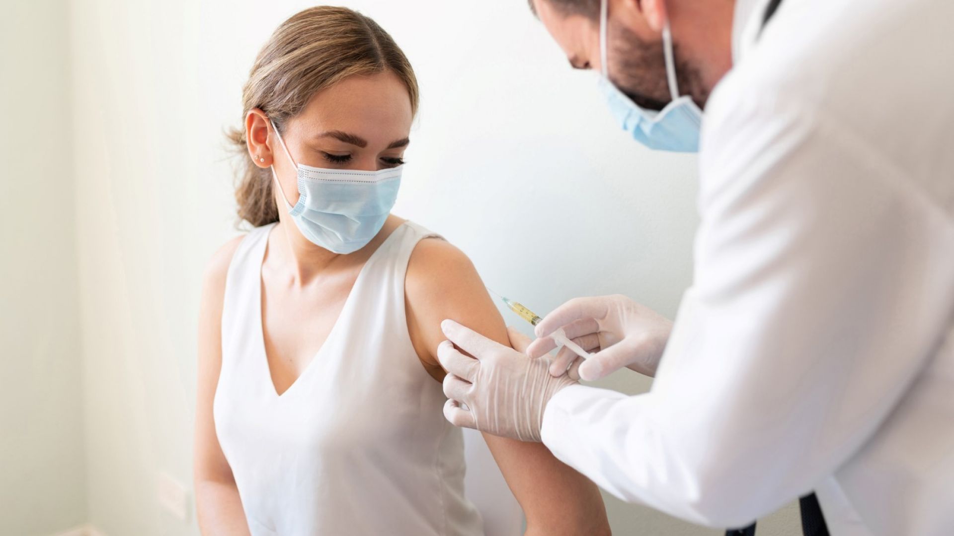 Здравните власти не планират да поставят трета доза ваксина срещу COVID-19 засега