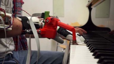 Пианисти се научиха да свирят с допълнителен роботизиран пръст