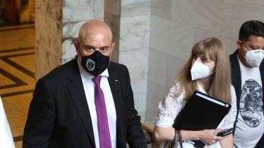 Парламентарната комисия по правни и конституционни въпроси не прие доклада