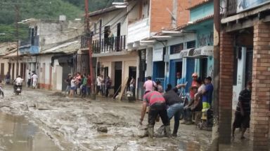 Наводнения във Венецуела отнеха живота на 20 души (видео и снимки)