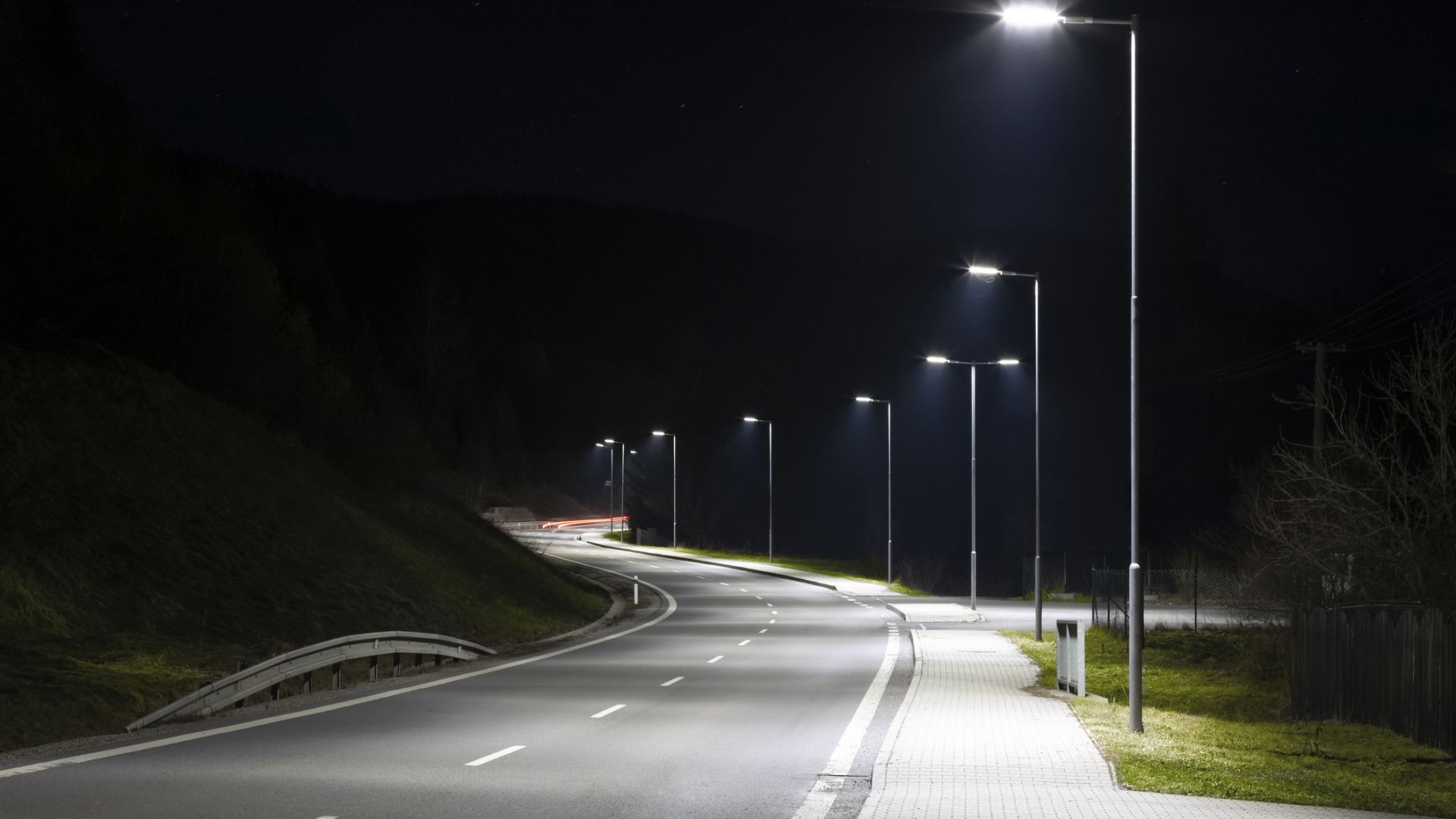 Уличното LED осветление намалява броя на насекомите