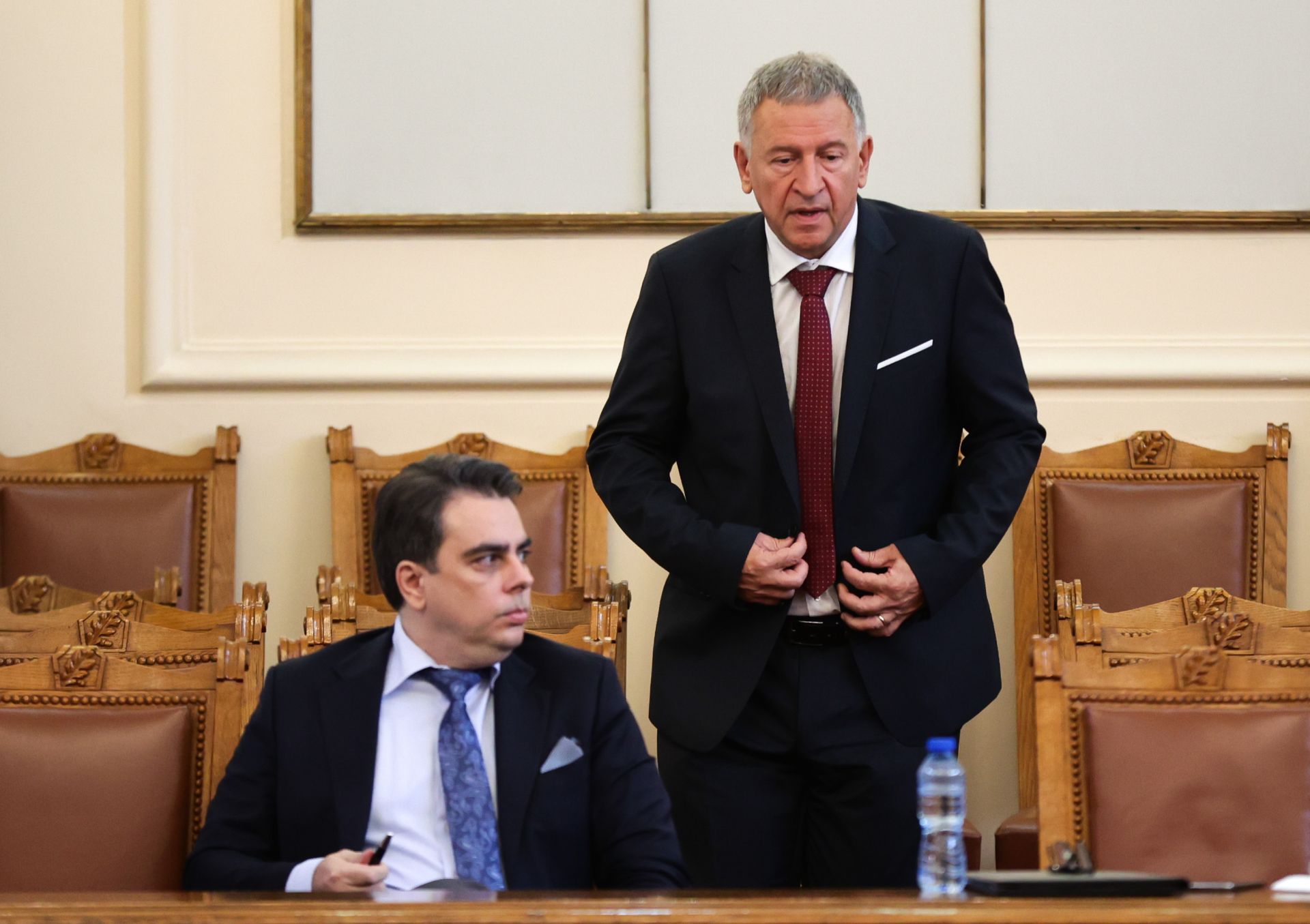 На снимката: министърът на здравеопазването Стойчо Кацаров и министърът на финансите Асен Василев (ляво).