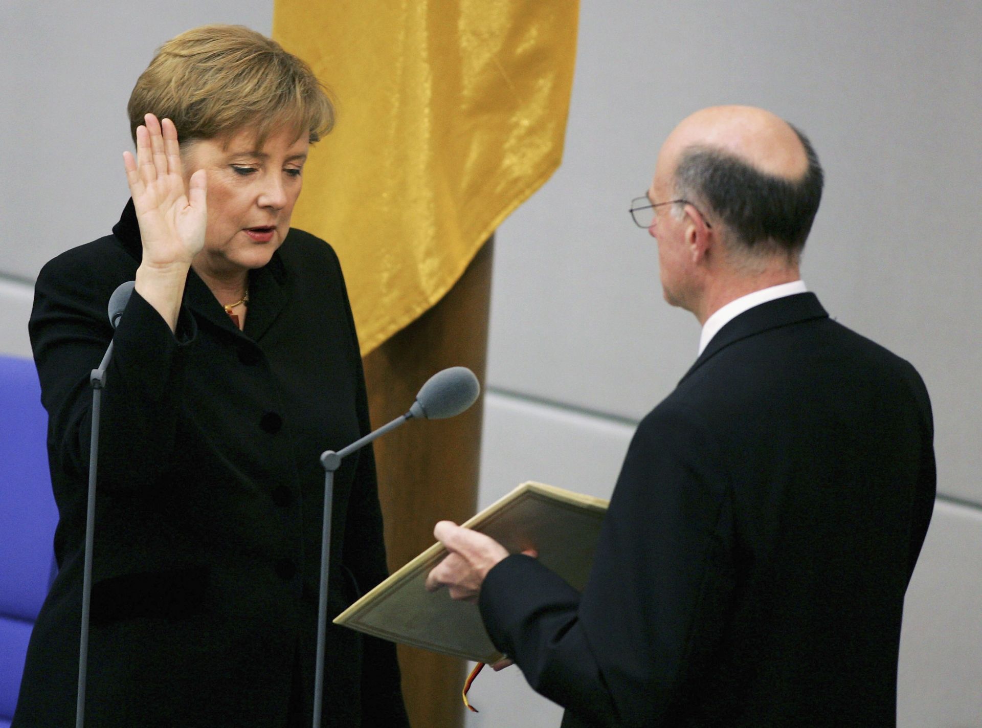 Ангела Меркел се заклева като канцлер на Германия през 2005 година