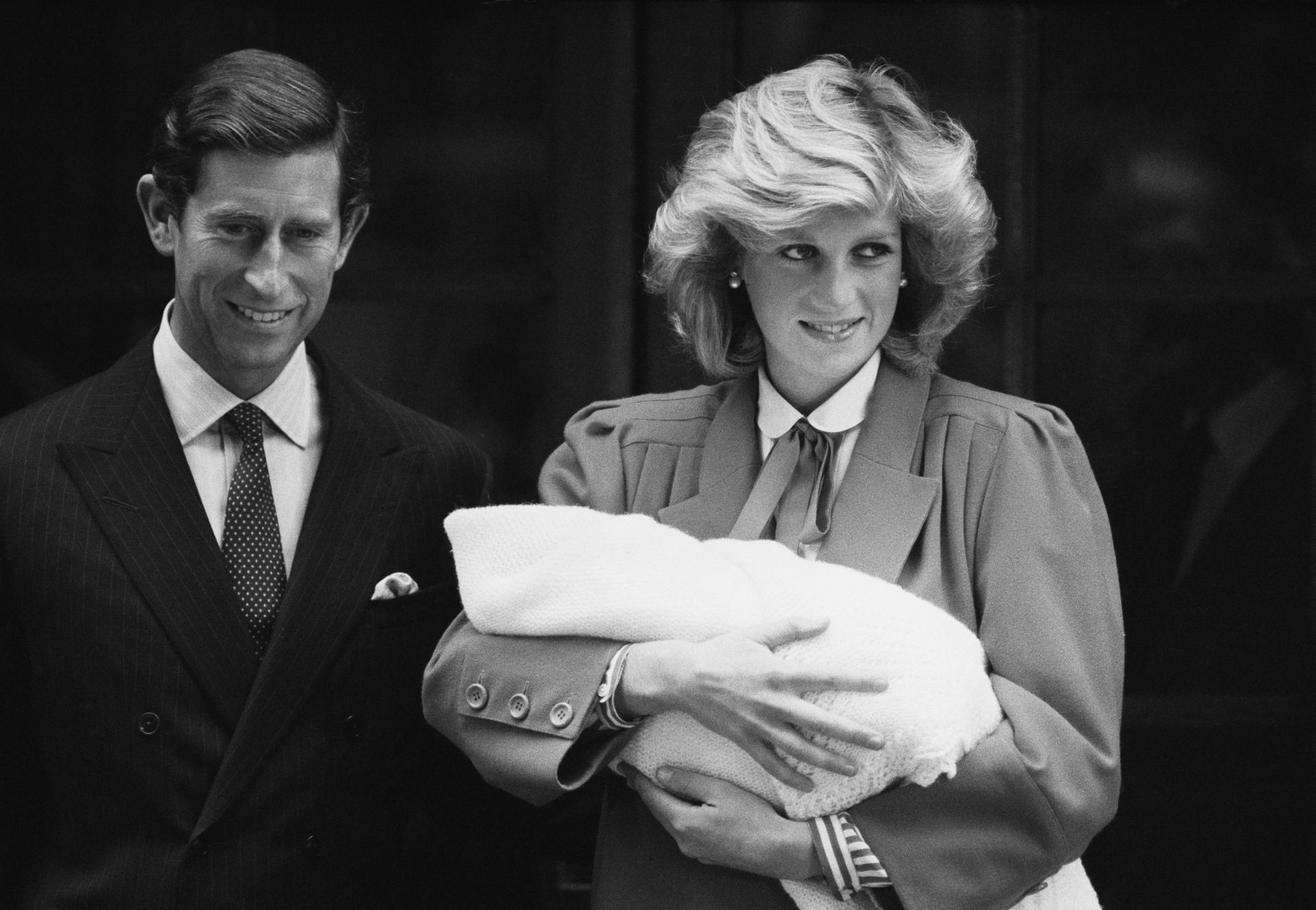 Лейди Даяна и принц Чарлз с новородения принц Хари