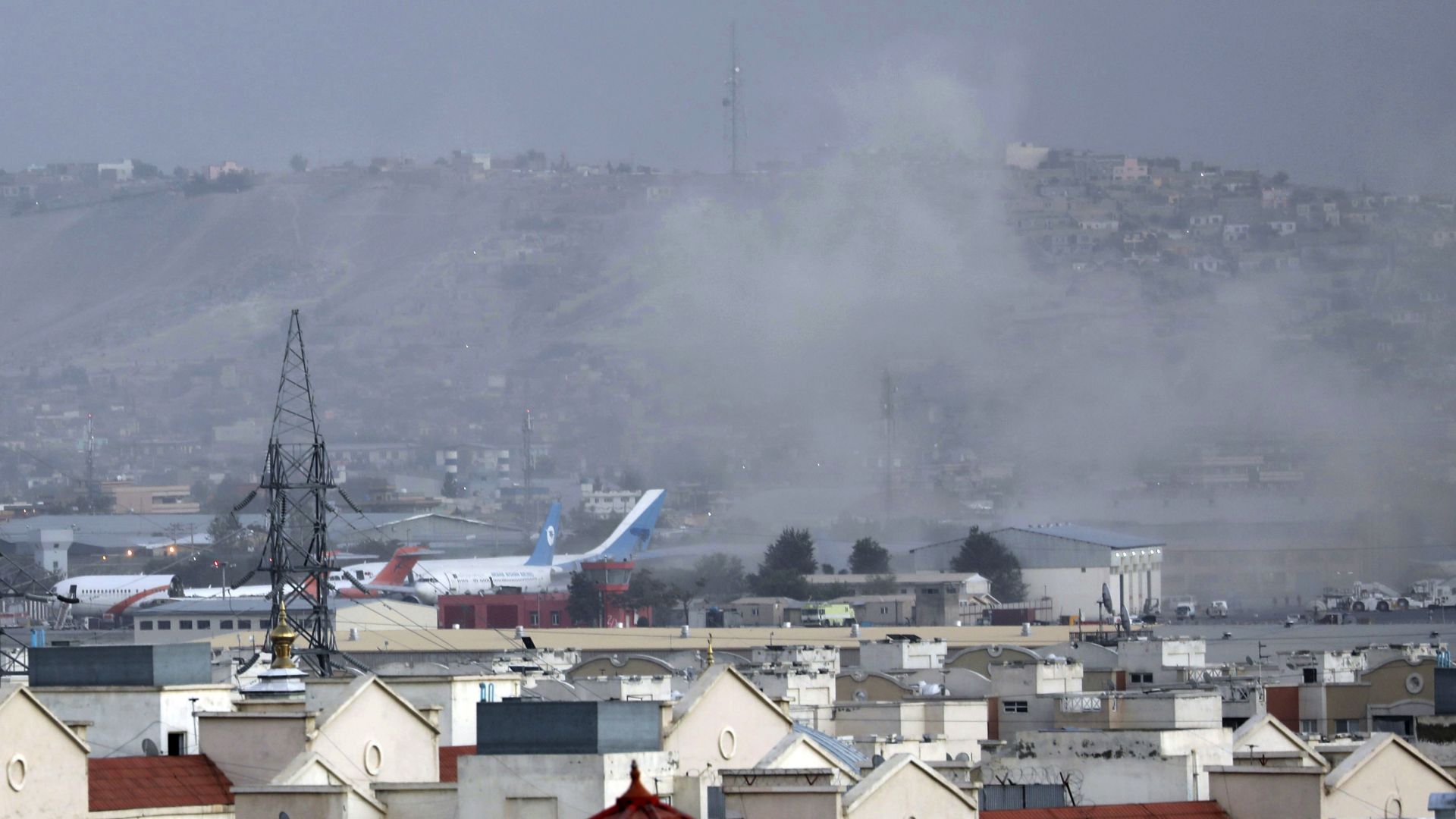 ИДИЛ окървавил кабулското летище с две самоубийствени експлозии