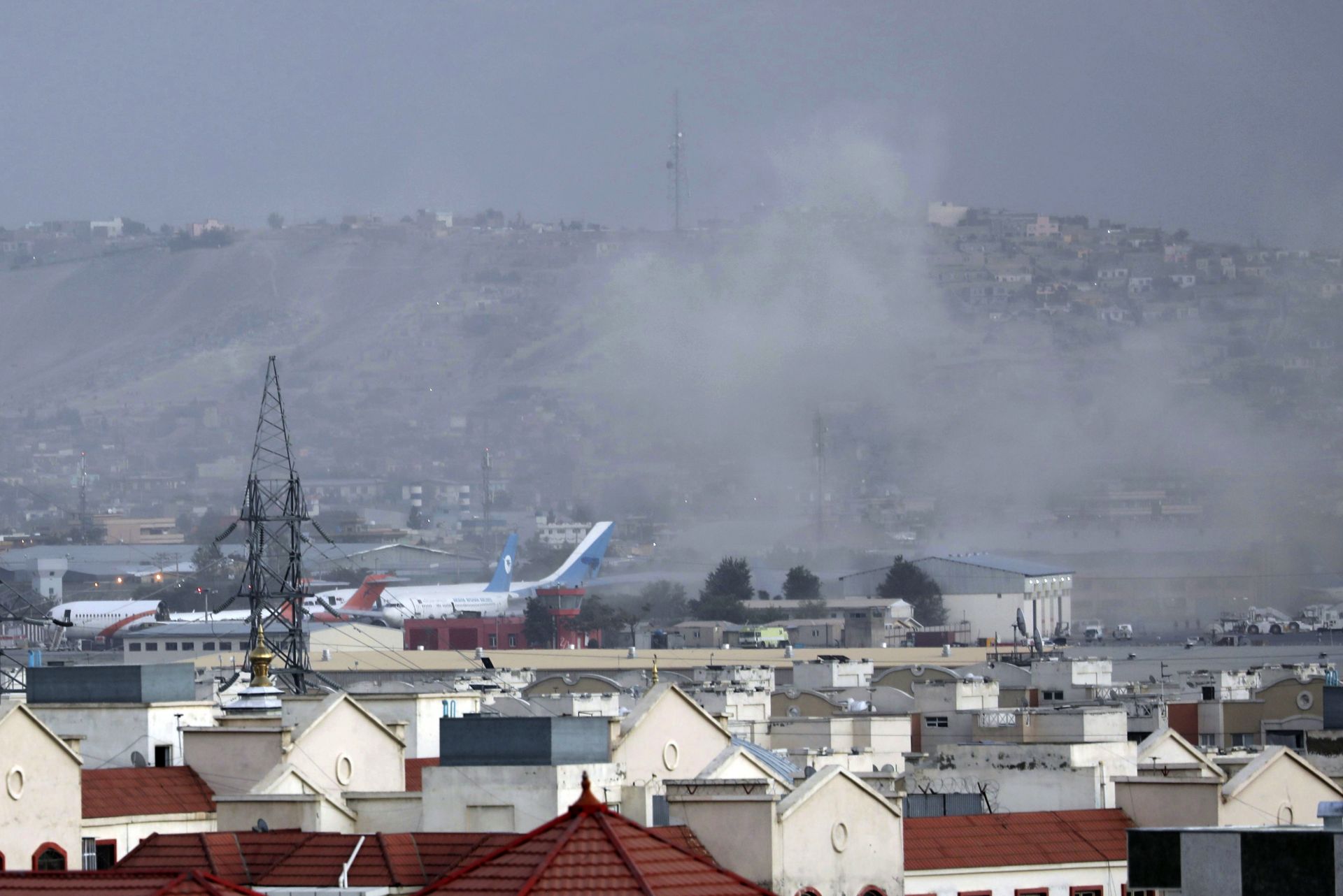 Дим се издига след смъртоносна експлозия край летището в Кабул