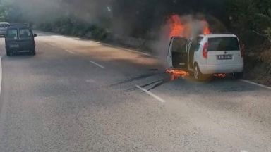 Лек автомобил Фиат пламна в движение и изговаря на главния