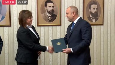 Президентът Румен Радев връчи третия последен проучвателен мандат за съставяне