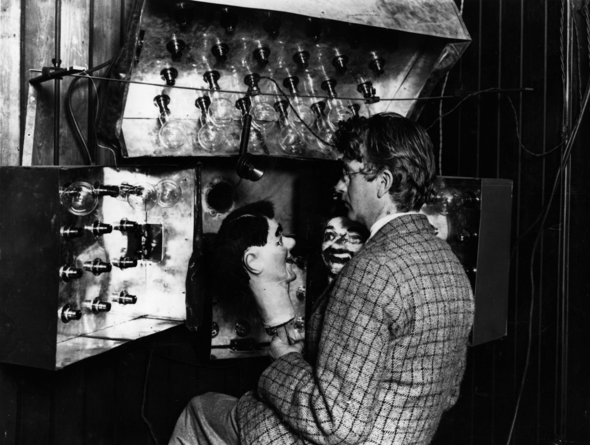 Шотландският електроинженер и телевизионен пионер Джон Логи Беърд (1888 - 1946), демонстриращ новото си изобретение с помощта на две кукли 