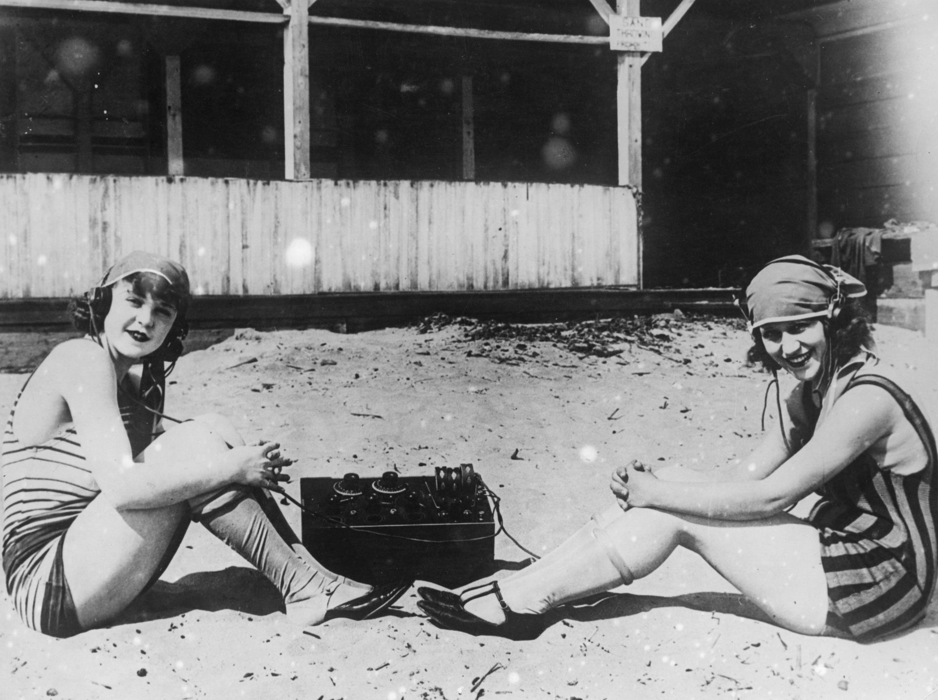 Момичета слушат BBC радио на плажа около 1930 година.