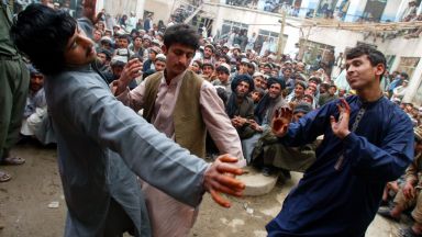 Талибаните ще забранят музиката на обществени места в Афганистан защото