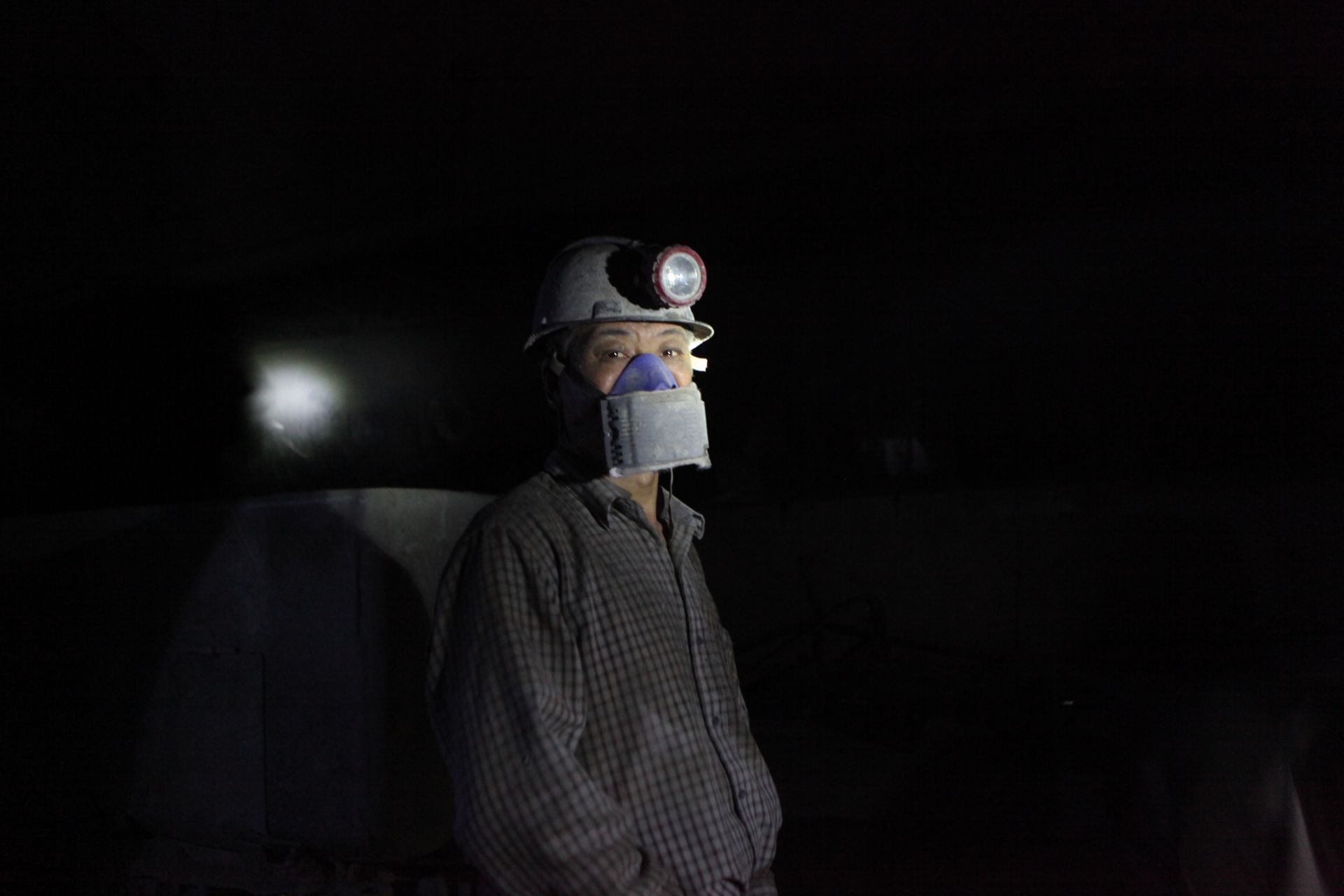 Китай отваря отново няколко десетки затворени въглищни нмини