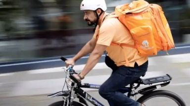 Афганистански министър стана велокуриер в Германия (видео)