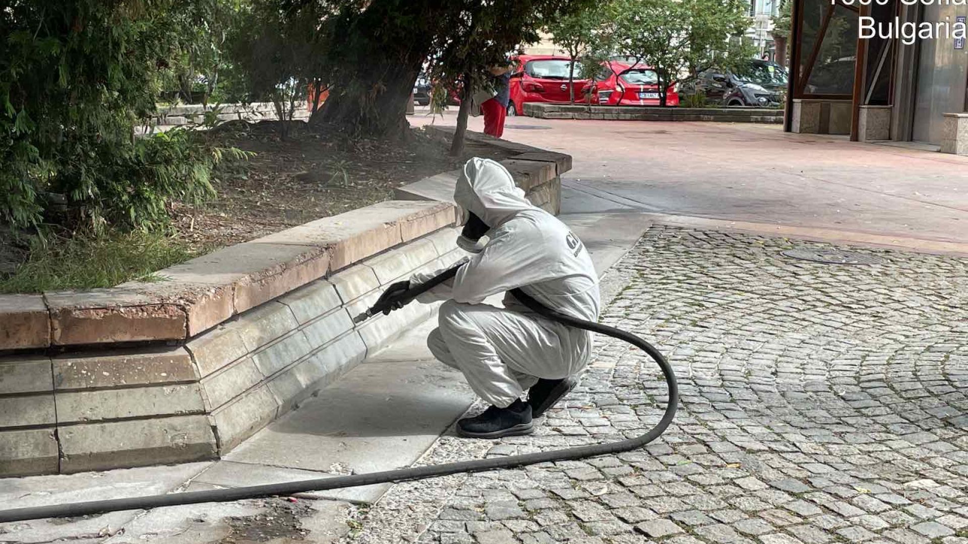 Столичната община почисти графити от "Пиротска" и изми тунела в "Люлин"