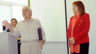 Бургас награди за заслуги любимия учител на България Теодосий Теодосиев