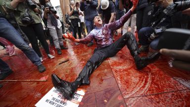 Активисти в борбата срещу промените в климата оцапаха с червена