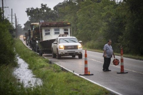 Местните хора се изнасят от местата, където се очаква да удари ураганът Ида в щата Луизиана