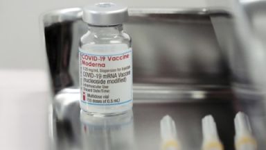 Двама души починаха в Япония след имунизация с втора доза от спряна партида на "Модерна"
