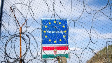 Група мигранти в местността Херцегсанто на унгарско сръбската граница нападнаха с
