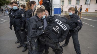 Десетки задържани при протест в Берлин срещу Covid ограниченията (видео)