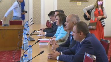 Започнаха разговорите с парламентарно представените политически сили за формиране на