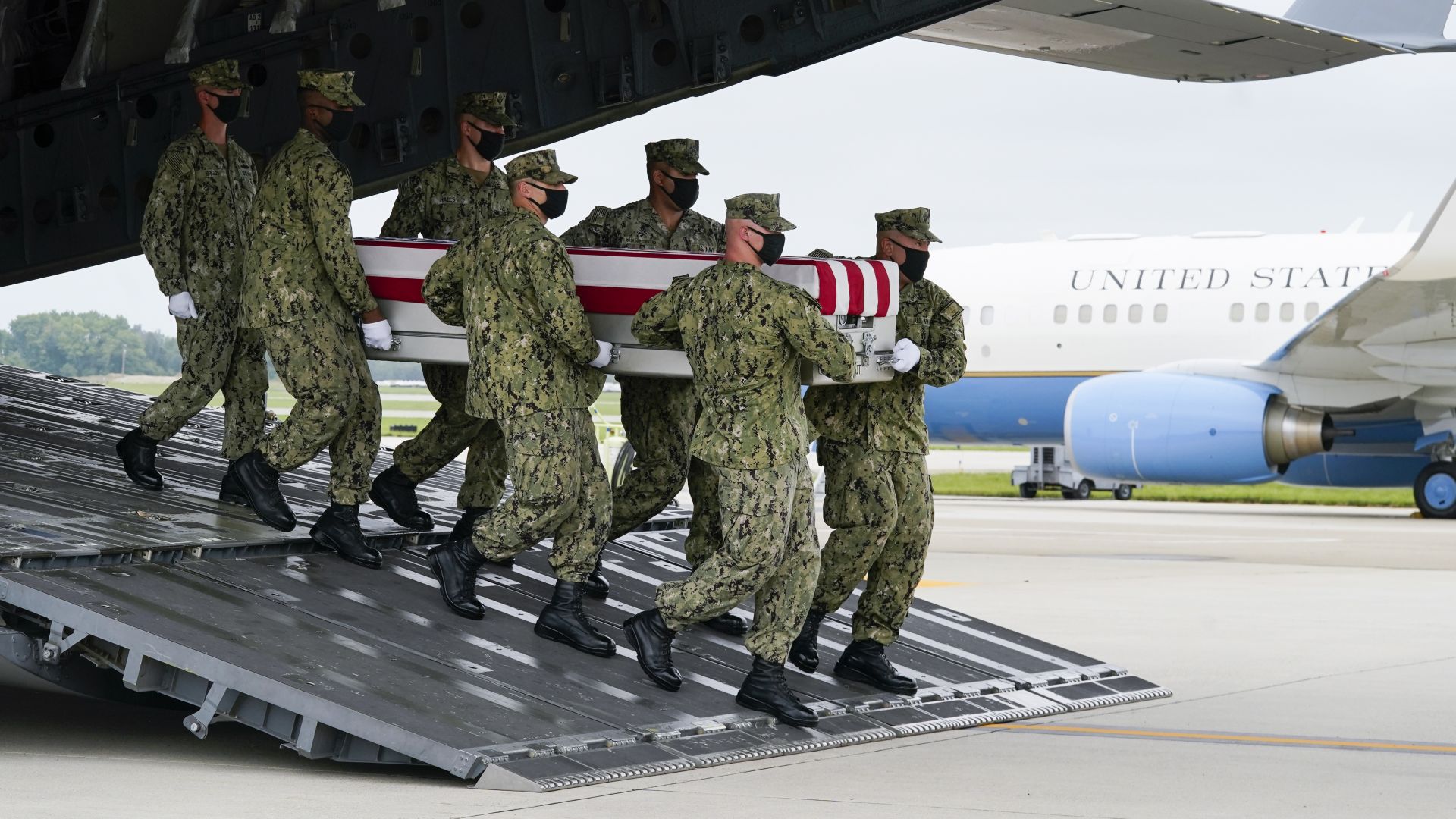 Трансфер на останките на загиналите в Кабул, Афганистан, 13 американски войници