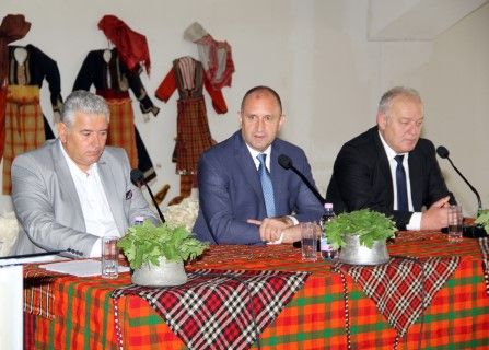 Президентът Румен Радев (в средата) бе на посещение в Смолян. На снимката: Кметът Николай Мелемов (дясно) и областният управител Стефан Сабрутев (ляво)