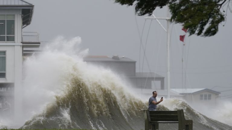 Bulgarian in the epicenter of Hurricane Ida: We have no electricity, water, traffic lights … (video)