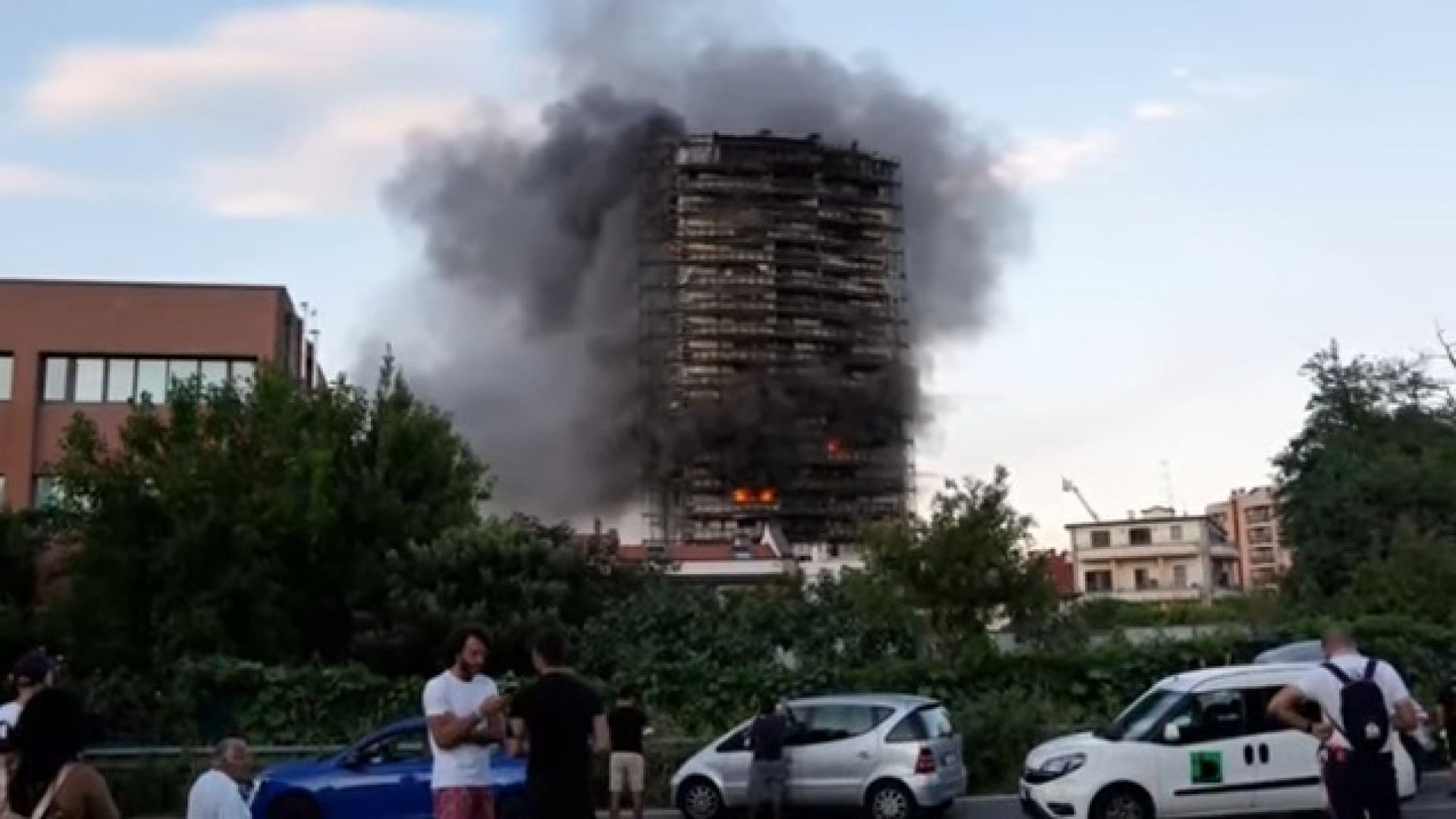 "Огнеупорна" футуристична сграда в Италия изгоря до основи, 20 души са натровени (видео)