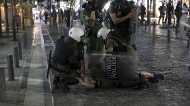 Гръцката полиция използва сълзотворен газ и водни струи за да