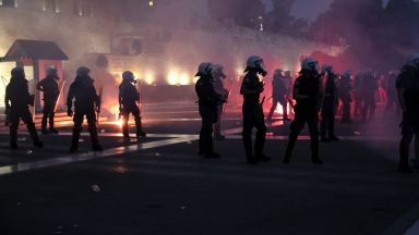 Гръцката полиция използва сълзотворен газ и водни струи за да