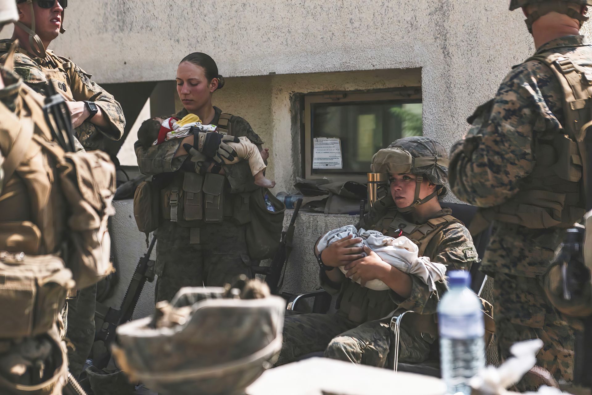 Колежка на Никол също държи спасено бебе