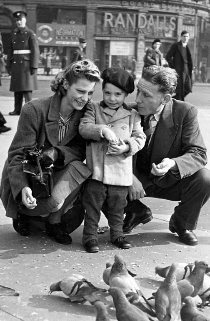 На две годинки с майка си Лилиани и баща си Чарлз на "Пикадили Съркъс" през 1943 г.