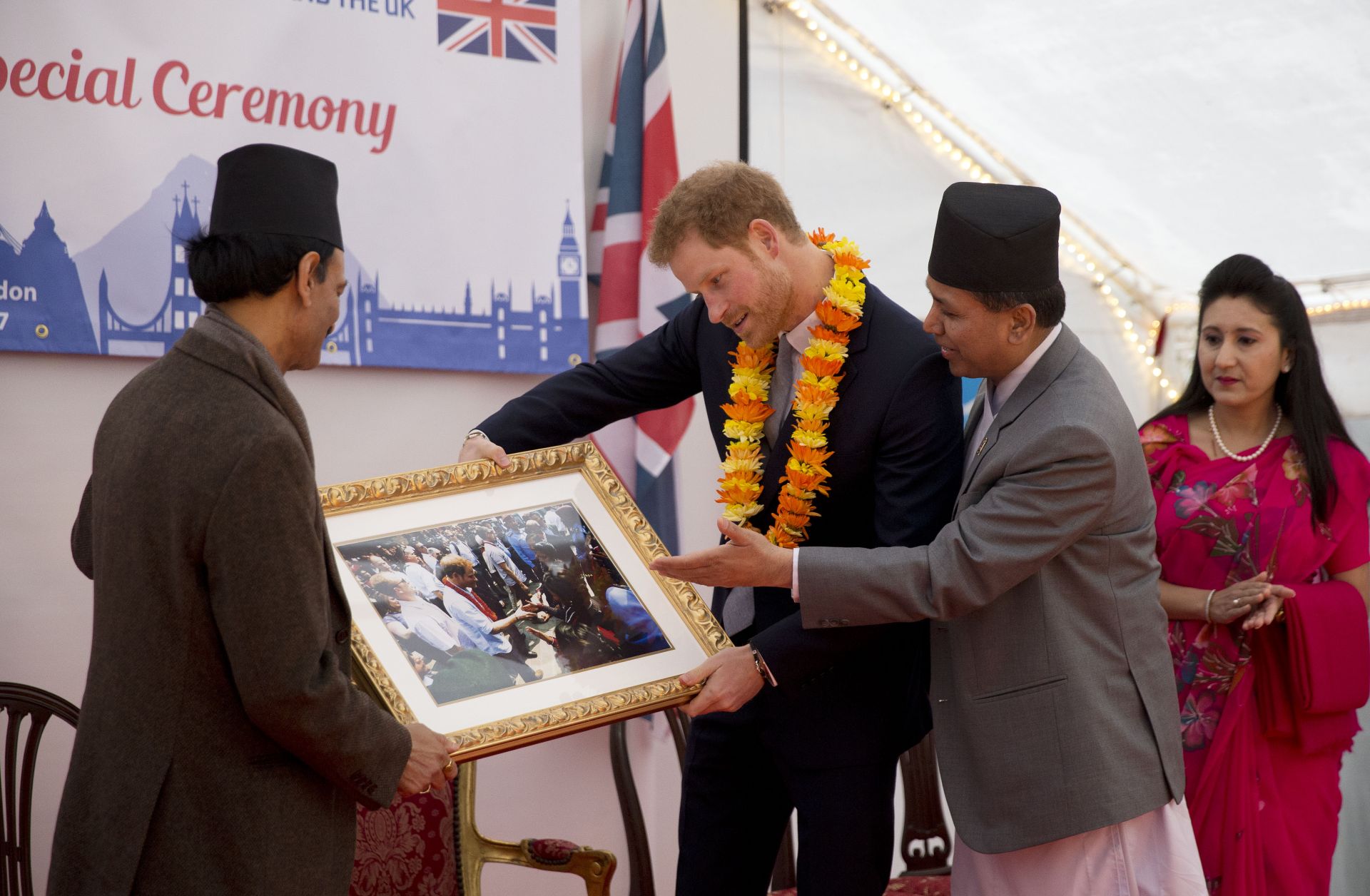 Прин Хари по време на посещението в Непал
