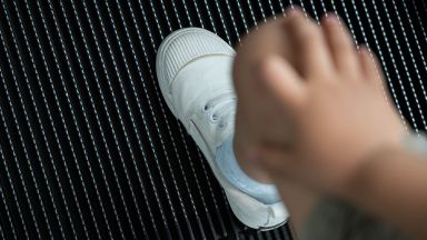 6 годшно момичензце пострада при слезане с ескалатор в магазан в