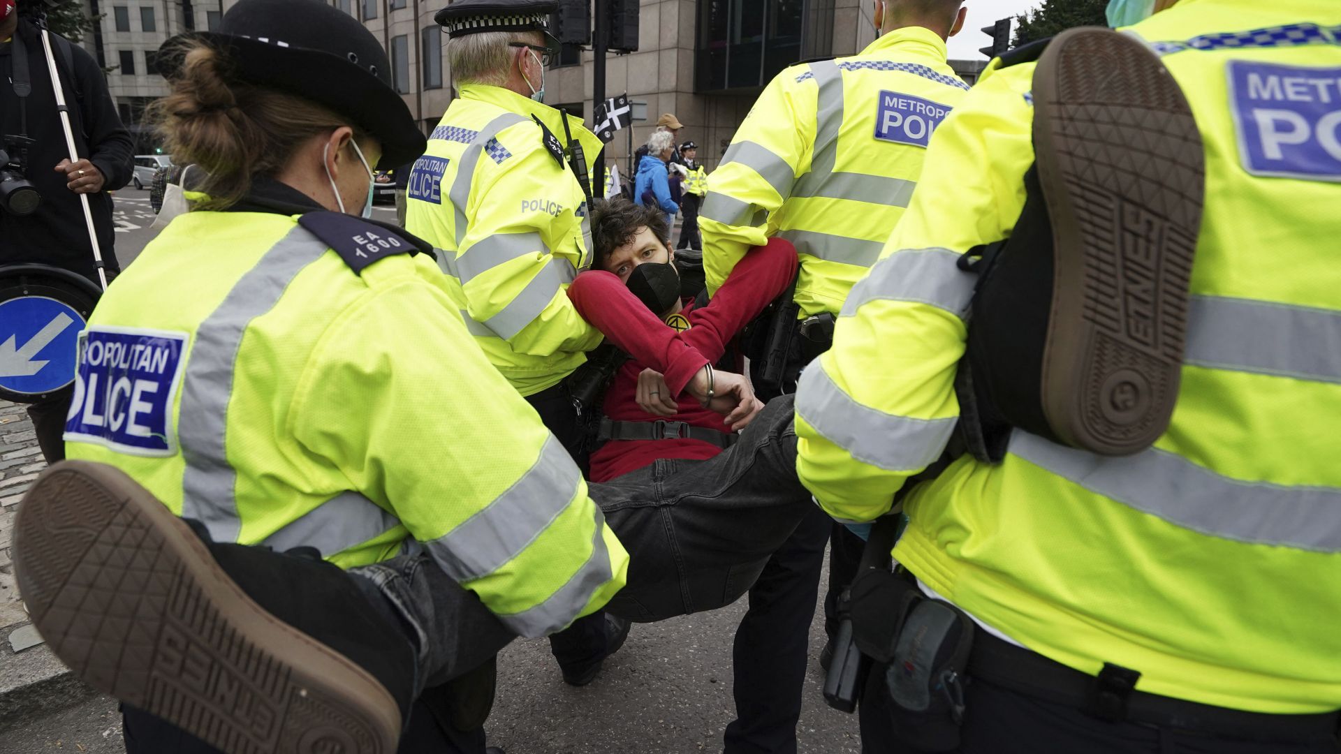 "Бунт срещу унищожението" блокира Тауър бридж в Лондон (видео/снимки)