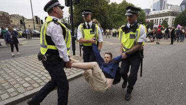 Холандия налага пълен локдаун Причината бързото разпространение на новия